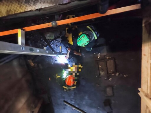 管理員失足跌下機械車位!左手骨折意識清晰 震撼畫面全被錄下