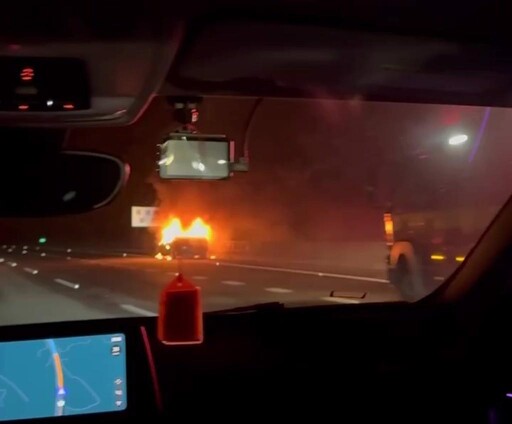 國道1號頭份段小客車突起火！南下車流回堵近5公里
