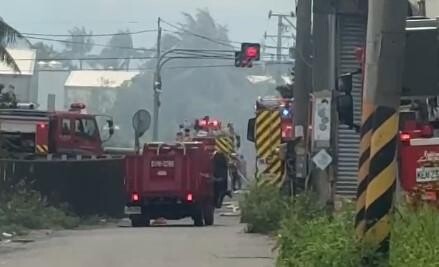 影/台南仁德工廠大火濃煙竄天 警消緊急灌救中
