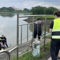 影/新北老婦河濱公園落水 警趕赴現場救回一命