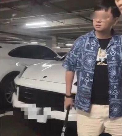 影/台中好市多「逆向搶車位」!屁孩持球棒叫囂 女伴狂拍