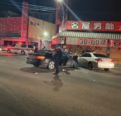 影/高雄凌晨大撞擊!40歲賓士女闖紅燈 害男斷腿受困