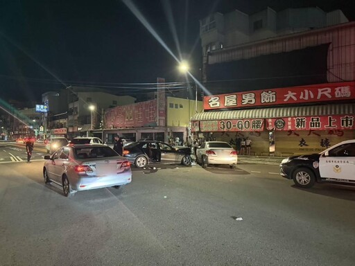 影/高雄凌晨大撞擊!40歲賓士女闖紅燈 害男斷腿受困