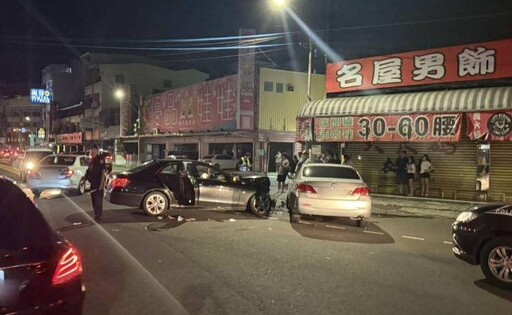影/高雄凌晨大撞擊!40歲賓士女闖紅燈 害男斷腿受困