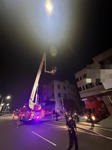 影/高雄民宅大火! 「1樓往上燒」救7人直擊