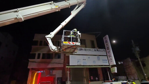 影/高雄民宅大火! 「1樓往上燒」救7人直擊