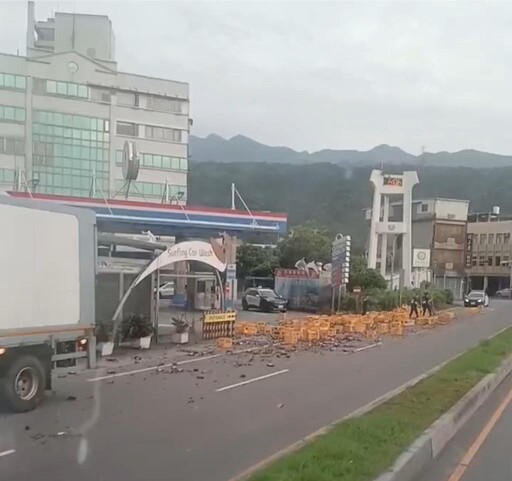 粗心駕駛門沒關!宜蘭貨櫃車過彎甩出百箱酒 變成啤酒海