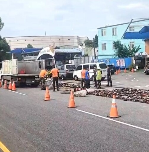 粗心駕駛門沒關!宜蘭貨櫃車過彎甩出百箱酒 變成啤酒海