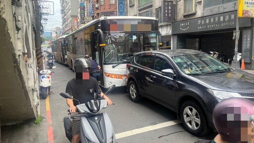 影/汐止「公車撞公車」還是自家人 波及1車、驚悚直擊