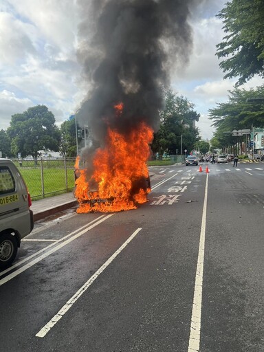 開到一半老賓士變「火車」!台南73歲翁急跳車 燒到收費柱