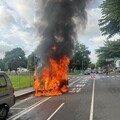 開到一半老賓士變「火車」！台南73歲翁急跳車 燒到收費柱
