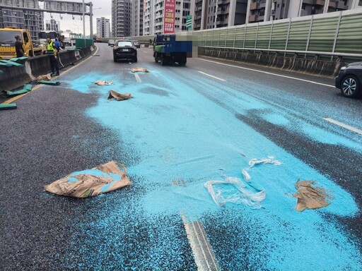 台中大貨車自撞散落塑膠微粒 台74線瞬間染「一片藍」