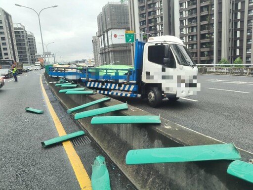 台中大貨車自撞散落塑膠微粒 台74線瞬間染「一片藍」