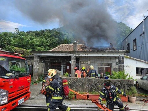 影/新北八里平房全面燃燒 20多歲屋主嗆傷送醫無礙