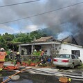 影/新北八里平房全面燃燒 20多歲屋主嗆傷送醫無礙