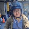 影/駕照雞骨頭換來的？基隆女騎上人行道 囂張按喇叭