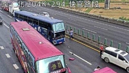 國3快官段驚悚車禍!11車連環追撞 大小車全撞一團