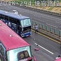 國3快官段驚悚車禍！11車連環追撞 大小車全撞一團
