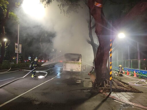 影/北市長庚醫院前公車自燃起火!駕駛乘客及時逃生幸無傷亡