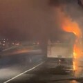影/北市長庚醫院前公車自燃起火！駕駛乘客及時逃生幸無傷亡