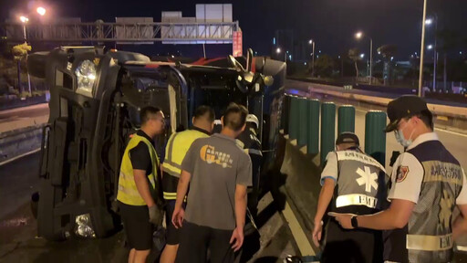 影/國1南向高雄五甲段「貨櫃車翻覆」!近距離慘烈直擊