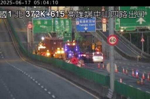 影/國1南向高雄五甲段「貨櫃車翻覆」!近距離慘烈直擊