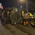影/國1南向高雄五甲段「貨櫃車翻覆」！近距離慘烈直擊