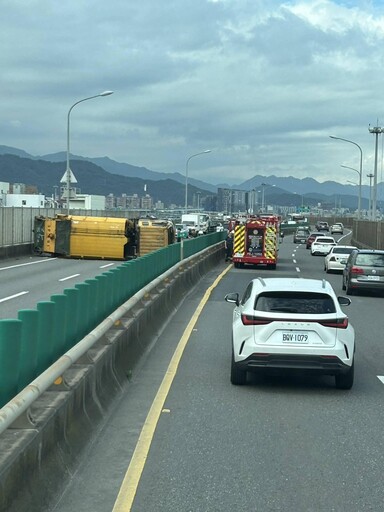 台65線北向「垃圾車翻覆」!釀全線封閉「塞到不能動」