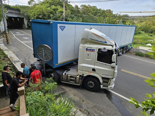 影/超糗！竹縣寶山大貨車迴轉打橫堵死路 雙向交通中斷
