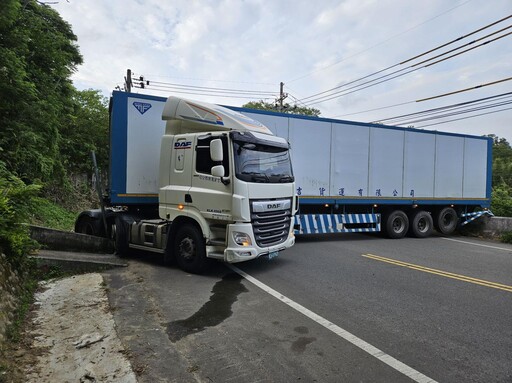 影/超糗!竹縣寶山大貨車迴轉打橫堵死路 雙向交通中斷