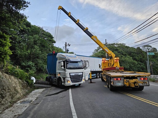 影/超糗!竹縣寶山大貨車迴轉打橫堵死路 雙向交通中斷