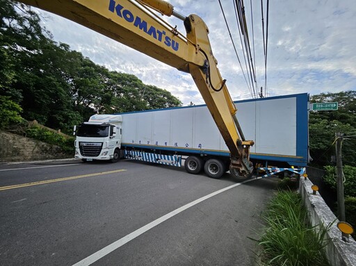 影/超糗!竹縣寶山大貨車迴轉打橫堵死路 雙向交通中斷
