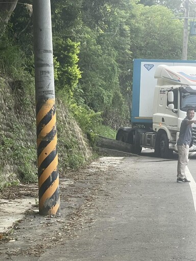 影/超糗!竹縣寶山大貨車迴轉打橫堵死路 雙向交通中斷