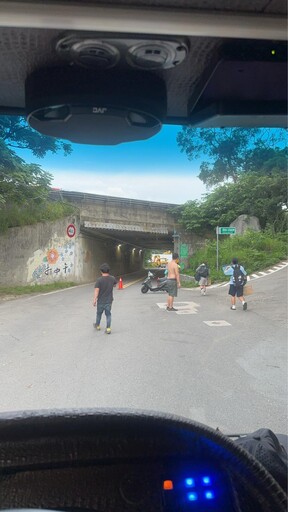 影/超糗!竹縣寶山大貨車迴轉打橫堵死路 雙向交通中斷