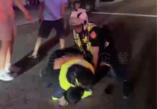 台中員警被衝撞、包圍叫囂!遭嗆「可以扁警察了」