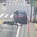 影/永康中正路「臭油漬」害騎士摔車 險遭休旅車輾人奪命