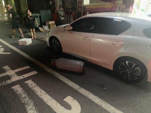 影/「攜械求救」全程驚悚曝光!台中隨機砍人「結帳慘遭刀插背」