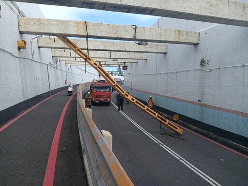 高雄過港隧道驚見「緊急狀況」!限高架被撞斷釀封閉