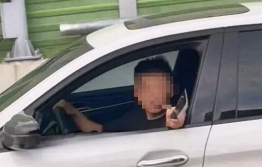 影/台中行車糾紛直擊!台74線「開山刀vs駛三小」