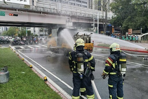 北市標線工程車陷火海 警消灌救幸無人傷