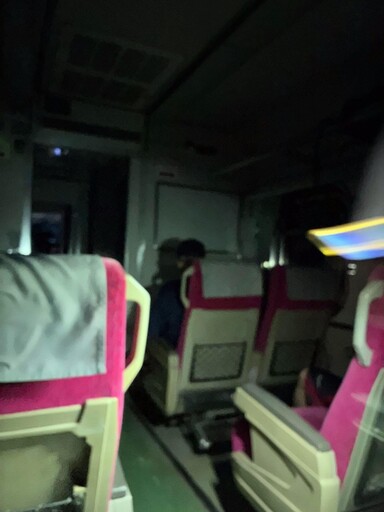 自強號出事了!「卡在松山到台北間隧道」 斷電慘狀直擊