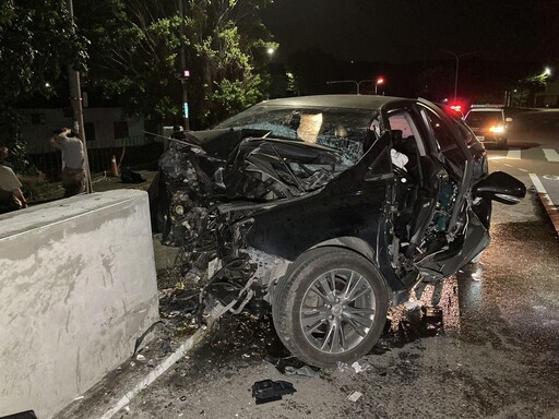 影/台中龍田陸橋被高速衝撞!車幾近全毀 駕駛慘死