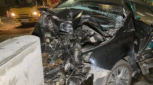 影/台中龍田陸橋被高速衝撞!車幾近全毀 駕駛慘死
