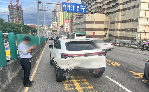 影/男子毒駕忠孝橋上連撞多車 車上搜出各式毒品