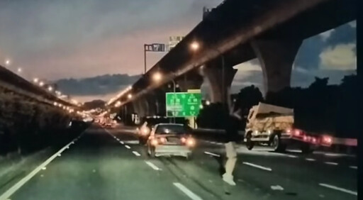 影/你前面有車!國1車禍「大貨車壓線閃」 下秒側翻三圈