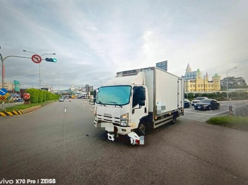 影/苗栗73歲嬤疑「闖紅燈」遭撞飛 貨車吞機車驚險畫面曝