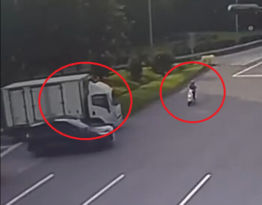 影/苗栗73歲嬤疑「闖紅燈」遭撞飛 貨車吞機車驚險畫面曝