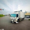 影/苗栗73歲嬤疑「闖紅燈」遭撞飛 貨車吞機車驚險畫面曝