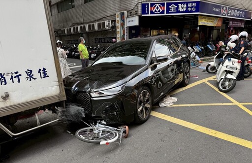 影/北市7旬翁開BMW 連撞16車 1路人受傷送醫