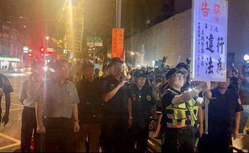 影/陳佩琪土城看守所靜坐小草聚集 土城警舉牌警告